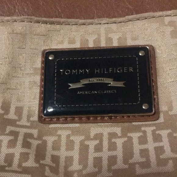 Tommy Hilfiger American Classic Purse - inside zipper and 4 outside comp… - Picture 4 of 16
